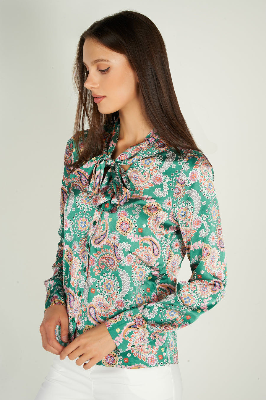 magasinez la blouse verte en satin de chez colori - Shop the satin green blouse from colori