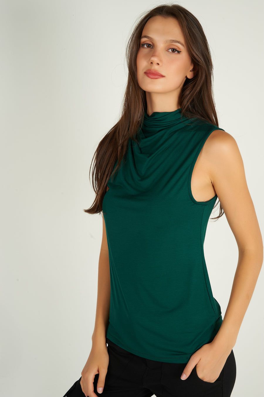 magasinez la camisole sans manches pour femme de chez colori - Shop the sleeveless top for women from colori