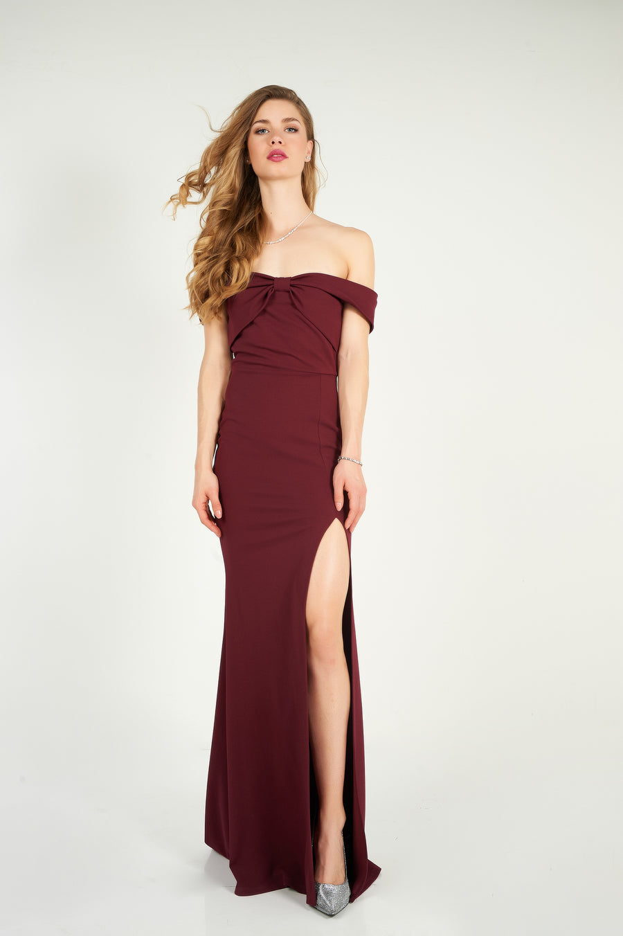  Magasinez la robe maxi à épaules dénudées de cypresslapband - Shop the off-the-shoulders maxi dress from cypresslapband