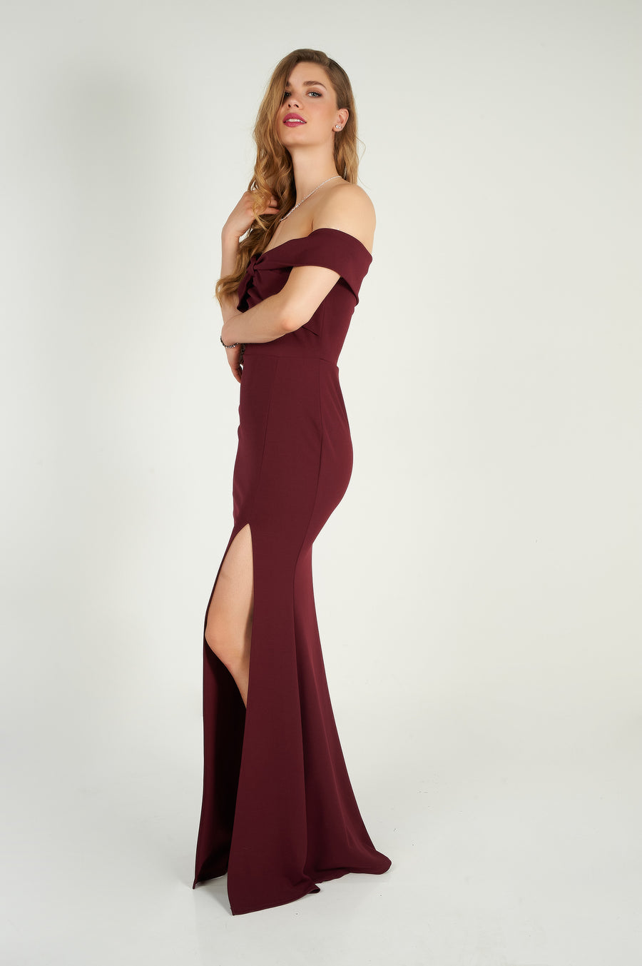  Magasinez la robe maxi à épaules dénudées de cypresslapband - Shop the off-the-shoulders maxi dress from cypresslapband