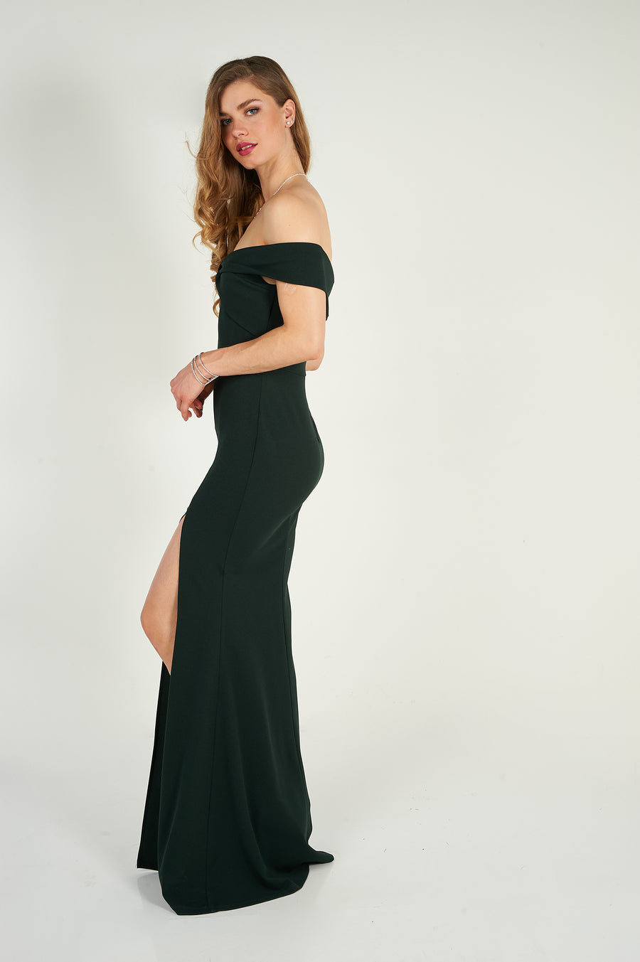  Magasinez la robe maxi à épaules dénudées de cypresslapband - Shop the off-the-shoulders maxi dress from cypresslapband