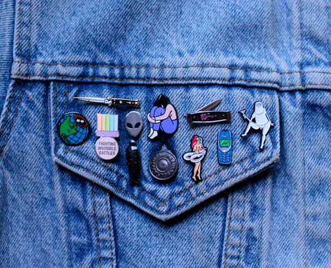 Wie-man-Mockup-von-Emaille-Pins-in-kleiner-Pin-Größe-macht