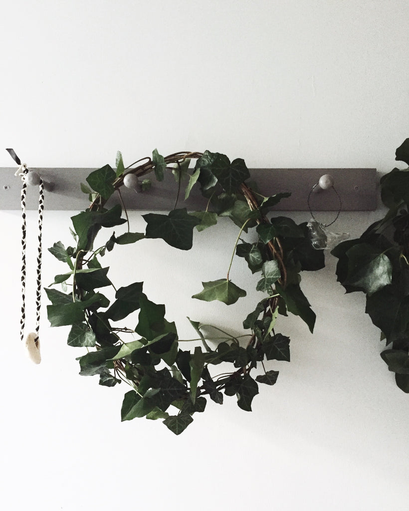 Ivy Christmas wreath is a simple and natural Christmas decoration.