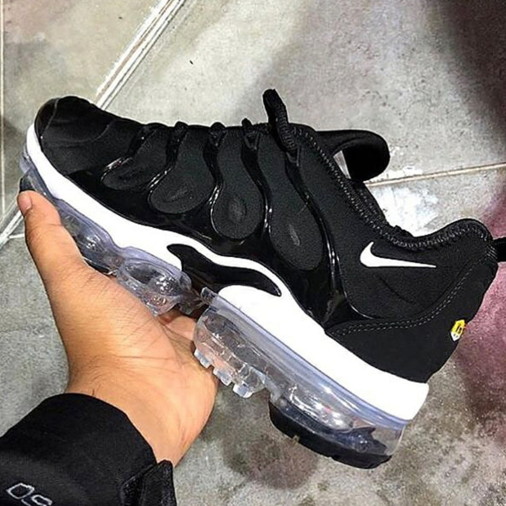 black nike shoes with clear bottom