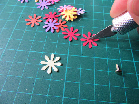Fleurs en papier et cutter