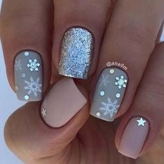 Cute snowflake Christmas nail ideas1