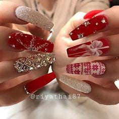 Red Christmas gift nails
