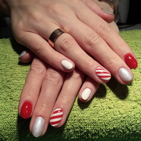 This Candy Cane Christmas Nail Design