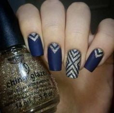 Dark blue pattern nails