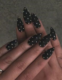 Black spotted long nail design