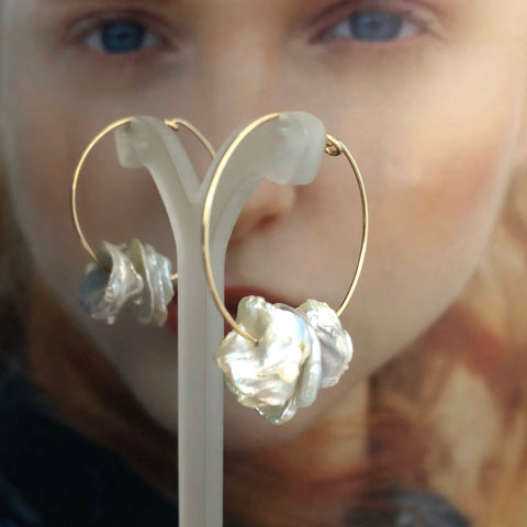 Leoni & Vonk keshi pearl hoop earrings