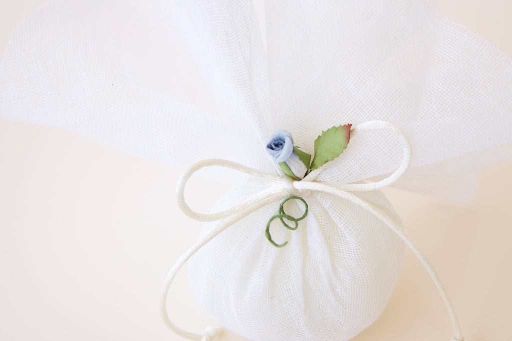 Μπομπονιέρα γάμου με γαλάζιο τριαντάφυλλο