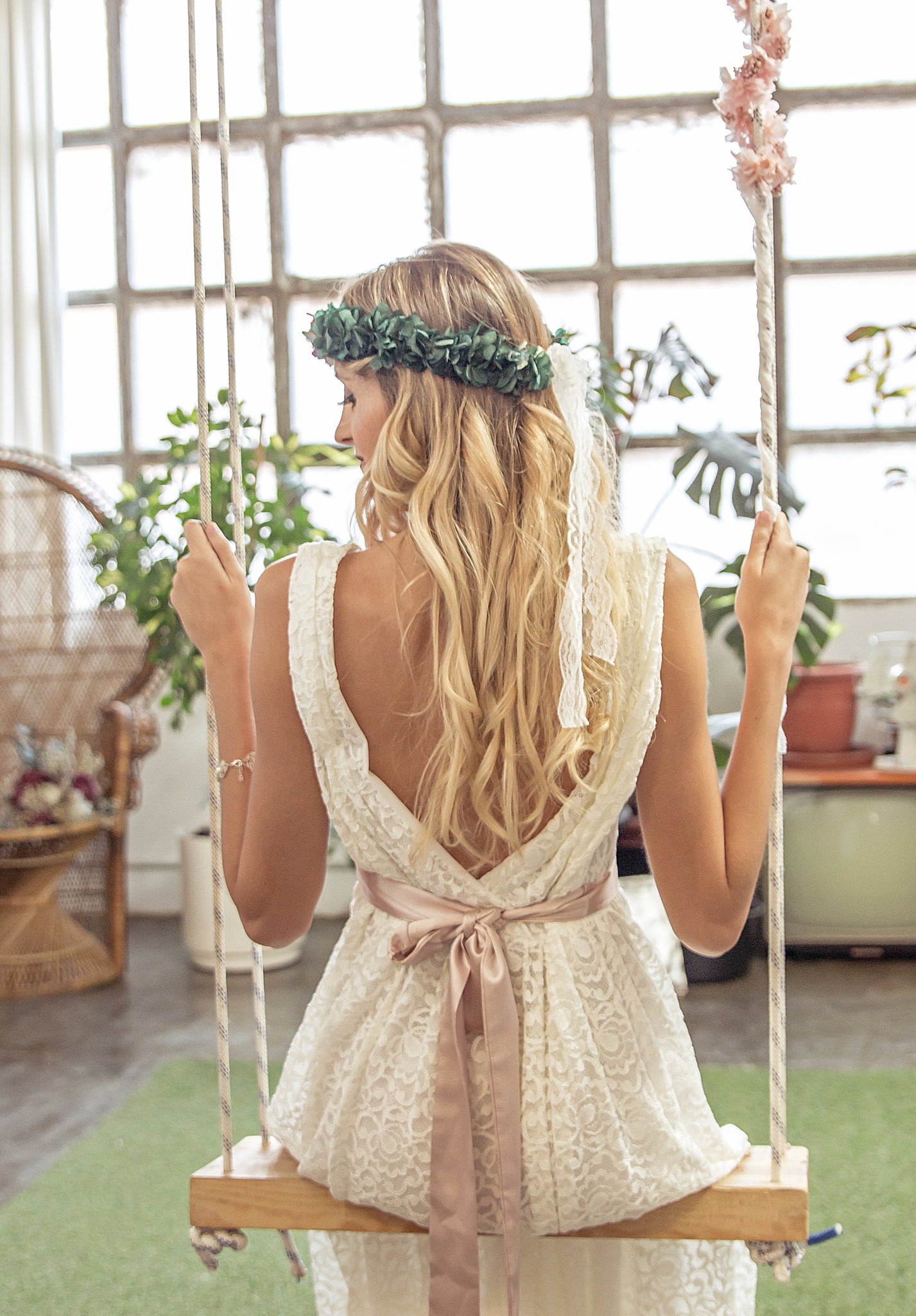 tocado de novia de Colada Barcelona con flores verdes