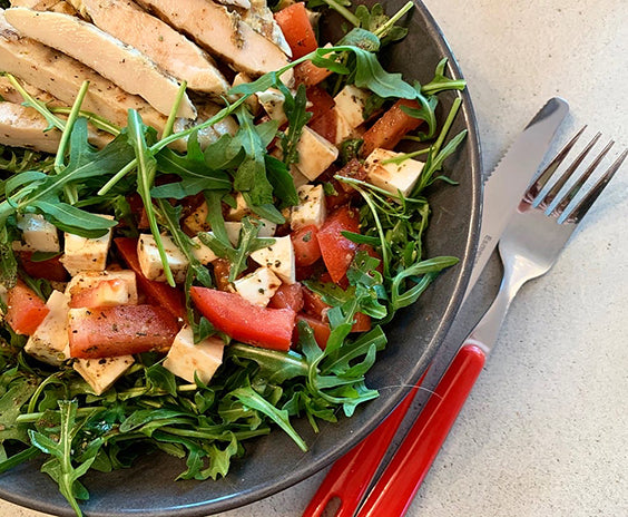 Salat kaltgepresstes Traubenkernöl Rucola Tofu Hähnchenbrust Caprese