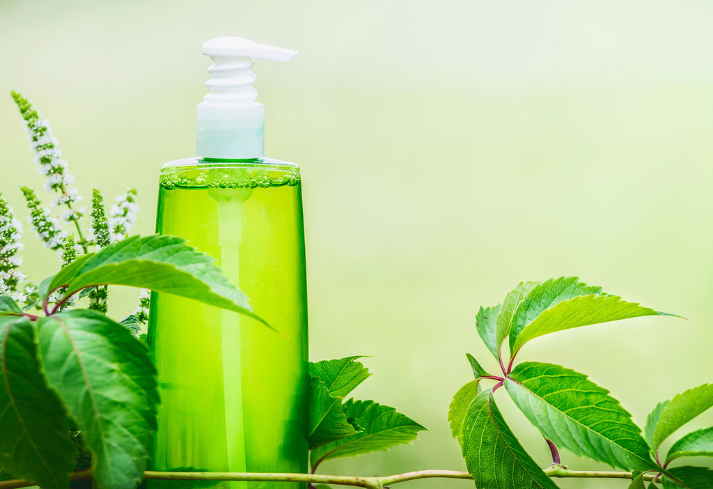 Traubenkernöl grünes Öl mit Pflanzen