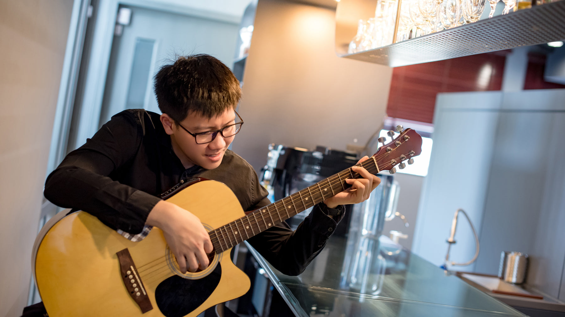 7 Problems Only Beginner Guitarists Understand
