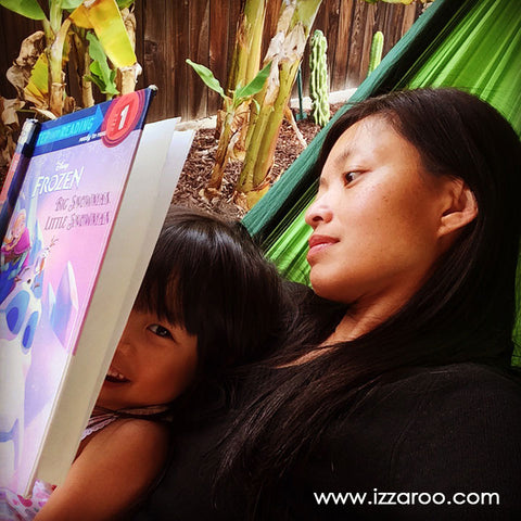 IZZAROO - Reading with kids on a hammock