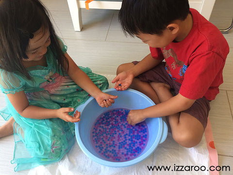IZZAROO - Kids play with water beads