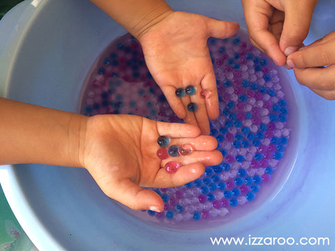 IZZAROO - Kids play with water beads