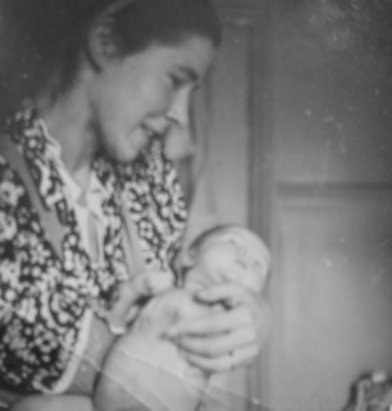 Gunda von Davidson with infant daughter Fiona (Williams-Hulbert)