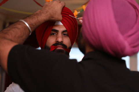 Adjusting the turban with a salai