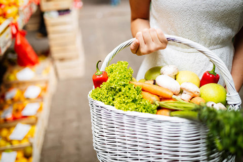 woman shopping without single-use plastic