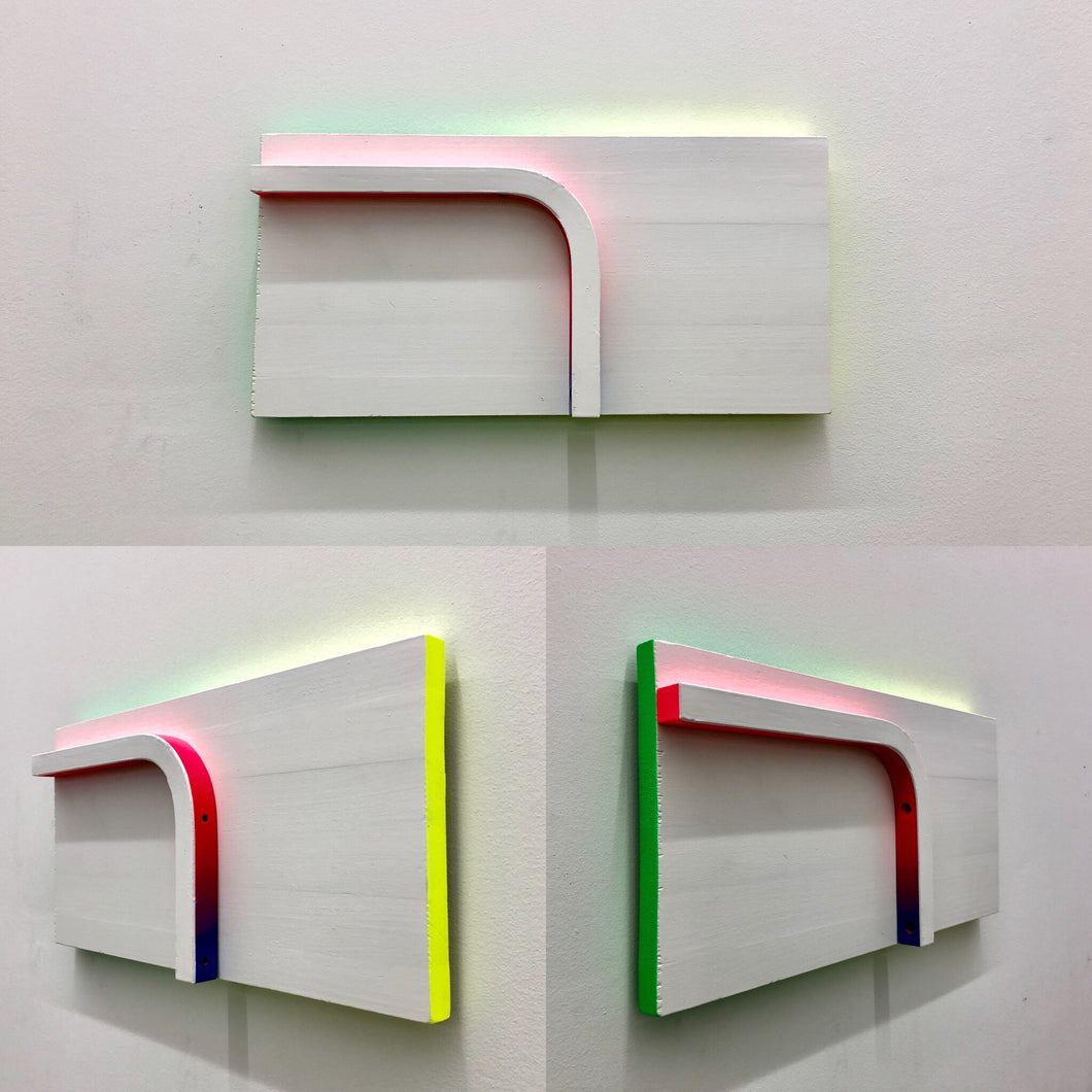 „Faded Pink and Blue Curve on White with faded Yellow to Green on the Edges“