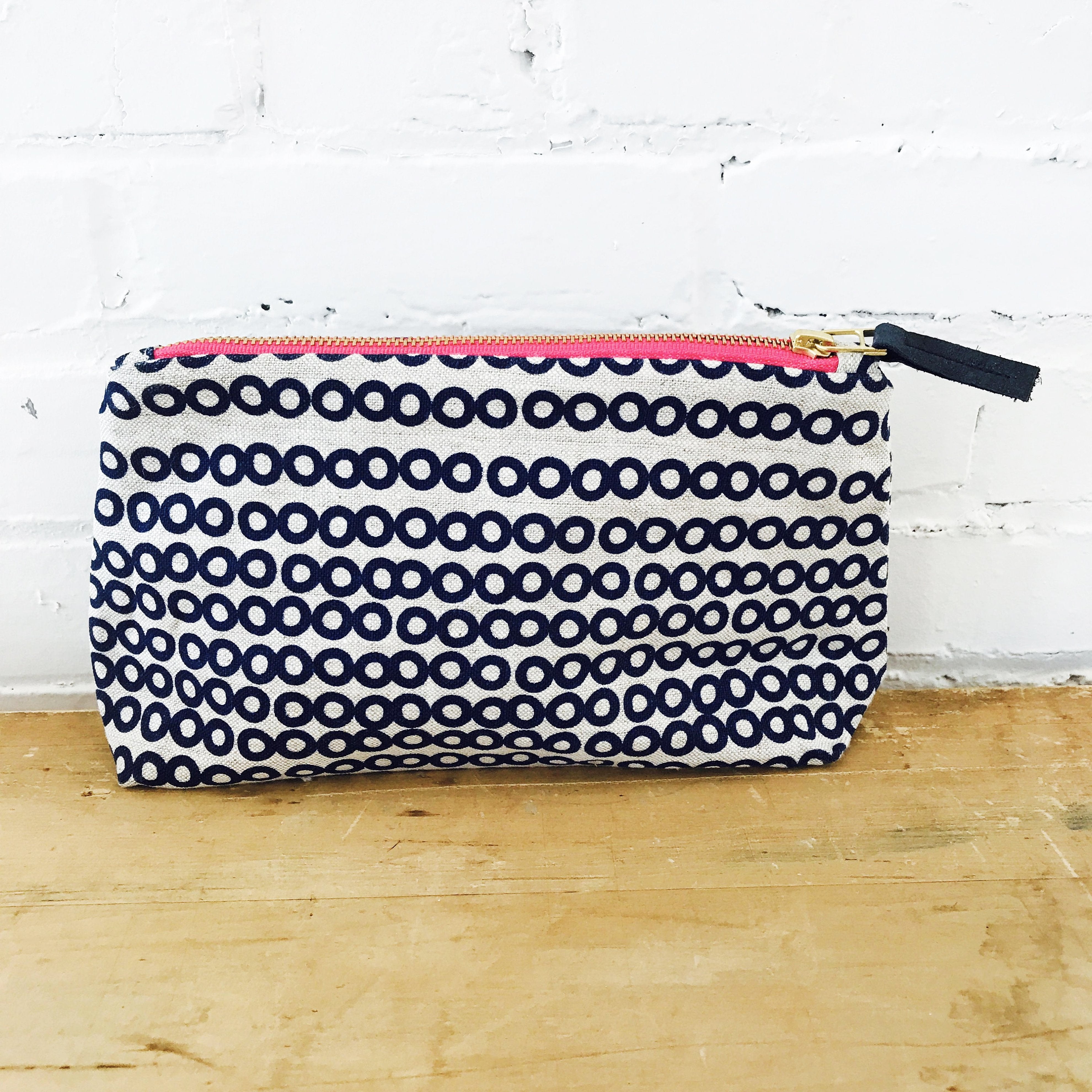 NAVY DECO DOT ZIPPER BAG