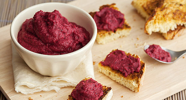 Hummus di barbabietola su fette di pane tostato