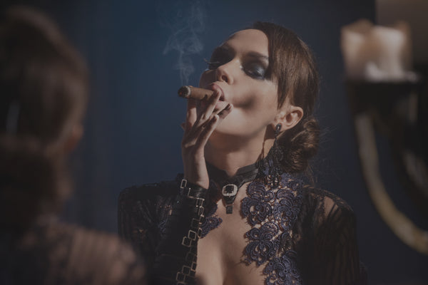 Revolucion Style Cigar Shop Canada Vancouver - Smoking Ladies Woman
