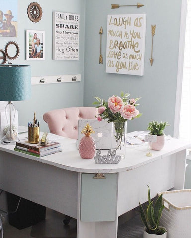 small-work-space-girl-boss-inspiration-pink-gold-offices