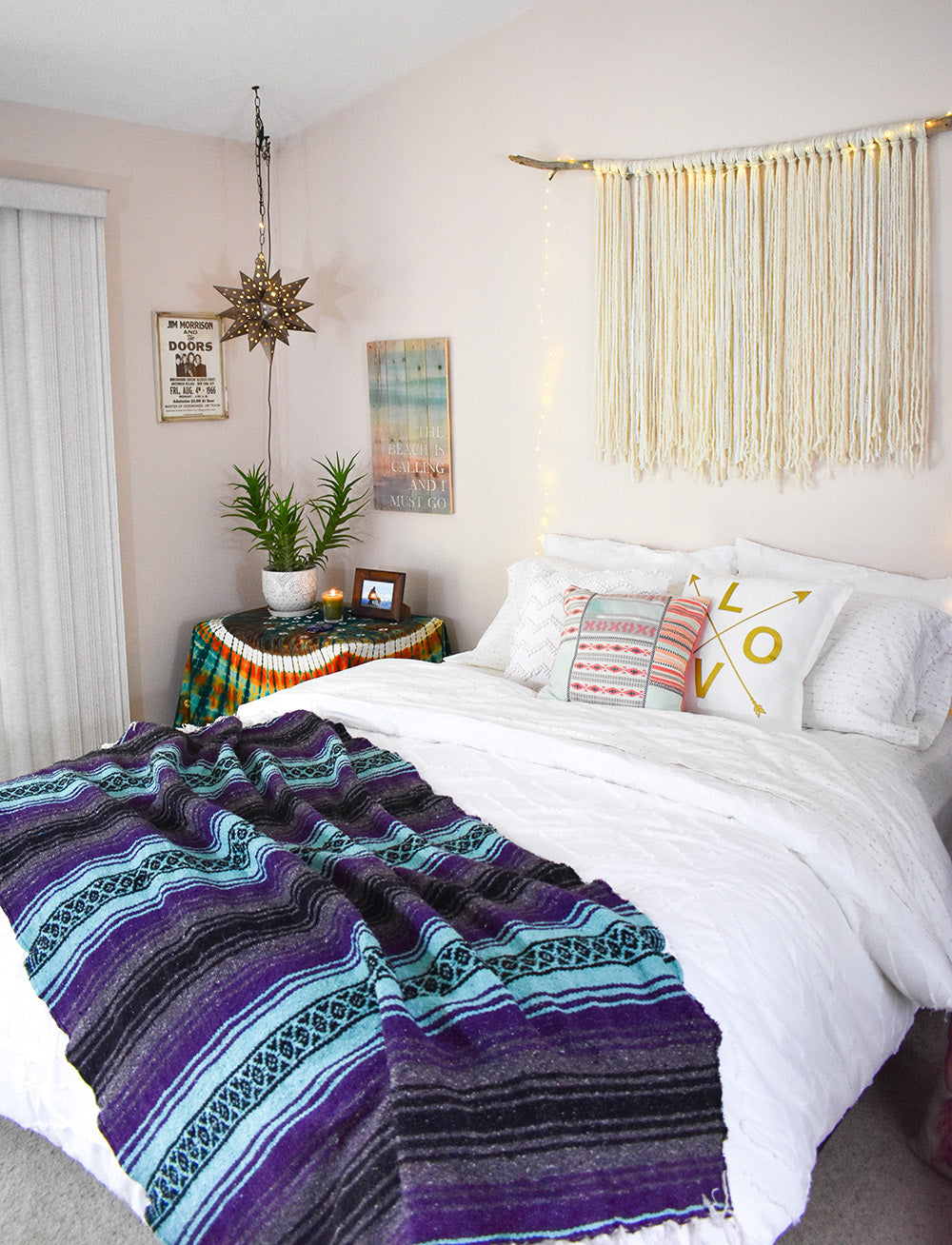 Dreamy bedroom decor - a chic boho blanket makes all the difference.