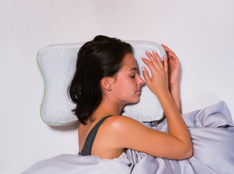 Woman sleeping on the BLACKROLL Recovery Pillow