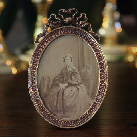 Late Victorian English Oval Photo Frame with Decorative Bow (LEO Design)