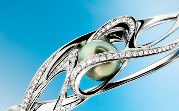 Tahitian pearl barcelet with lines of briiliant cut diamonds
