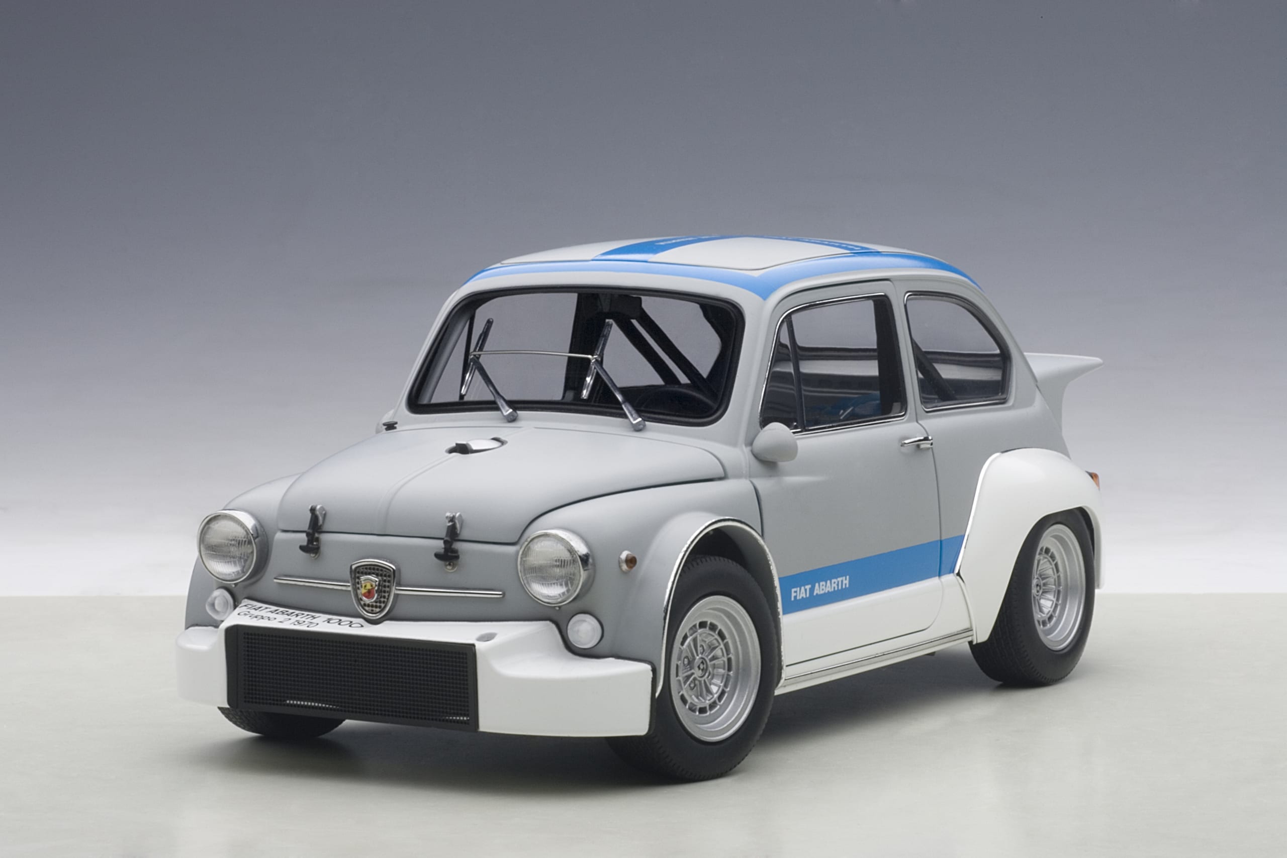 生産完了商品 オートアート1/18フィアット アバルト1000TCR の2台