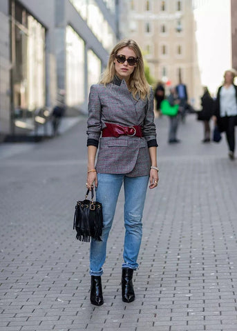 jeans streetwear style casual chic porter par une femme
