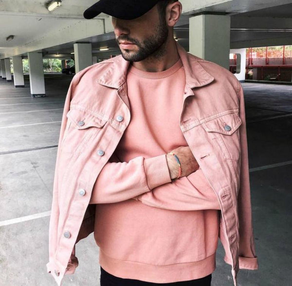 couleur rose dans un ensemble streetwear