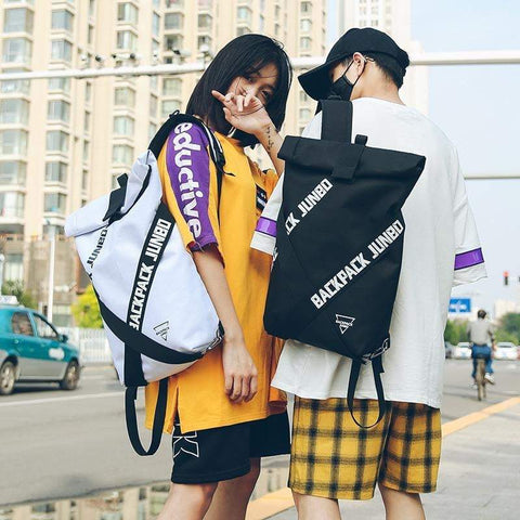 deux jeunes portants des vêtements streetwear