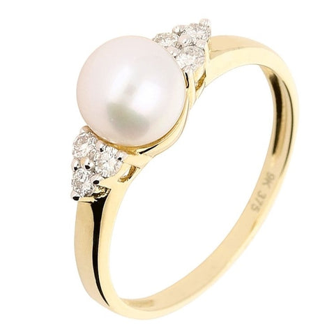 Amore Yellow Gold Pearl Ring With A Cluster of Diamonds