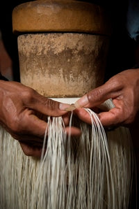 Hands weaving toquilla palm. Image: Ecua-andino hats.