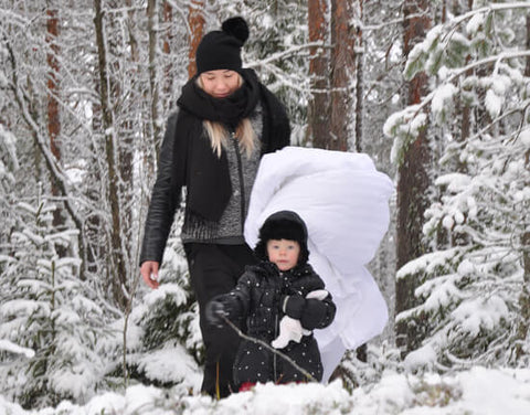 HappyToes erikoispitkä peitto kuvausretkellä talvisessa metsässä