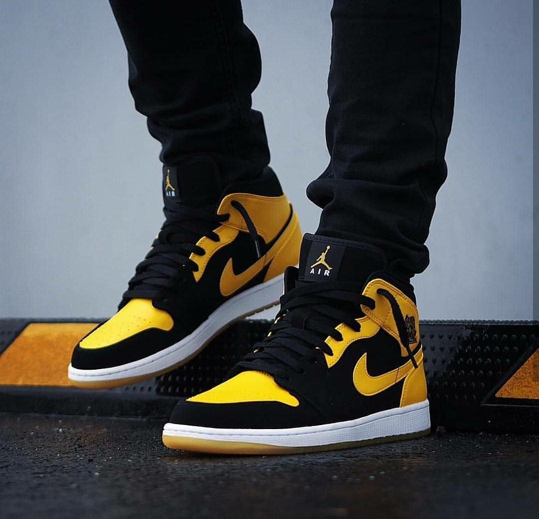 tenis jordan negro con amarillo