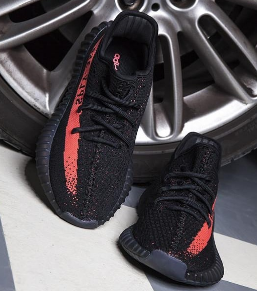 adidas yeezy negras raya roja