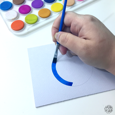 Painting a circle with blue watercolor paint from Kassa