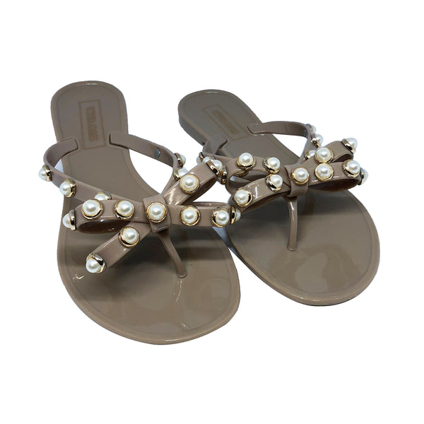 victoria adames flip flops