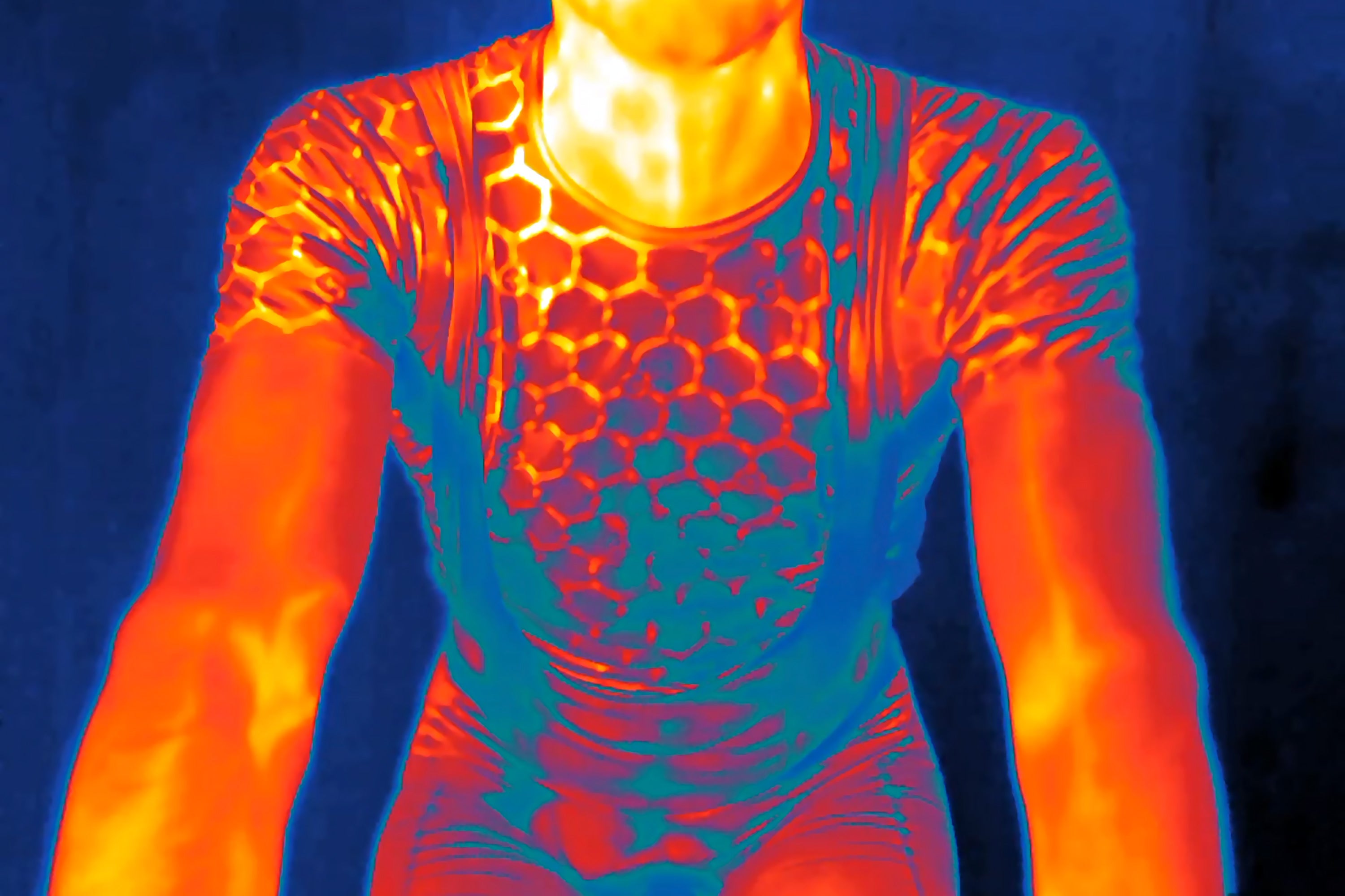 Using this space age element, Métier has bonded a specially designed pattern to redefine base layers. The pattern engages with the body's hotspots to dissipate heat throughout the thermal circuit, either cooling or warming your core temperature.