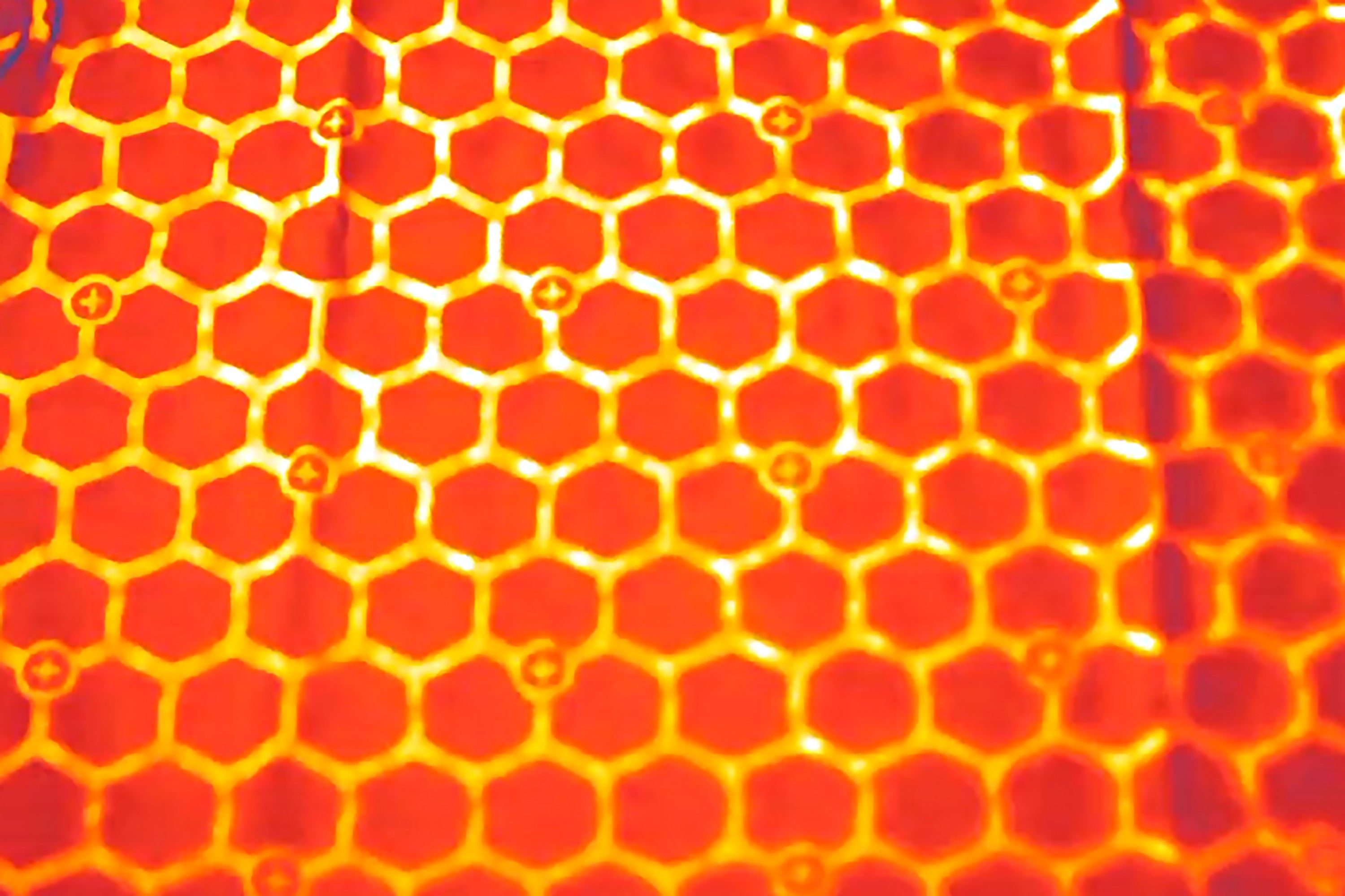 Using this space age element, Métier has bonded a specially designed pattern to redefine base layers. The pattern engages with the body's hotspots to dissipate heat throughout the thermal circuit, either cooling or warming your core temperature.