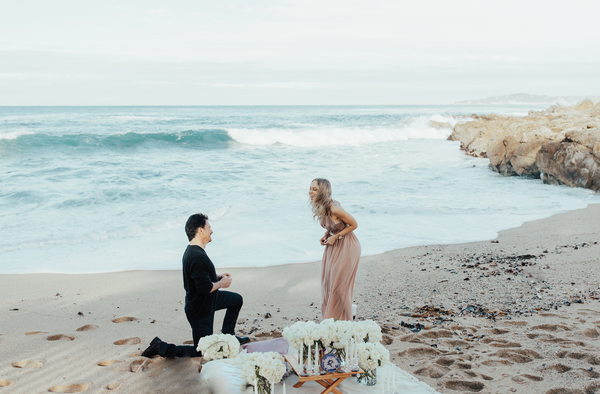 man proposing at the beach