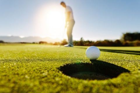 golfer on putting green CEP compression socks